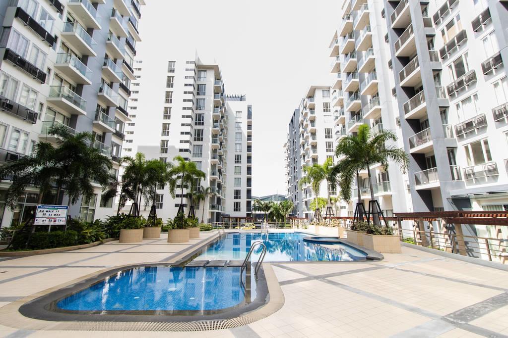 Palm Tree Condos Across Naia3 By Beth Маніла Екстер'єр фото