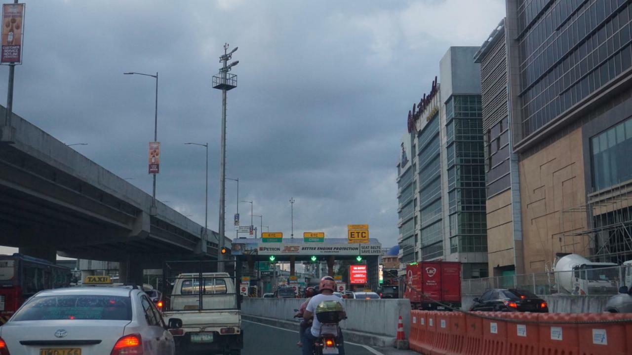 Palm Tree Condos Across Naia3 By Beth Маніла Екстер'єр фото